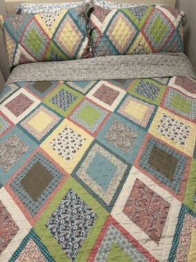 Pastel Multicolored Patchwork 3 pc Quilted Reversible Queen Bedspread w shams